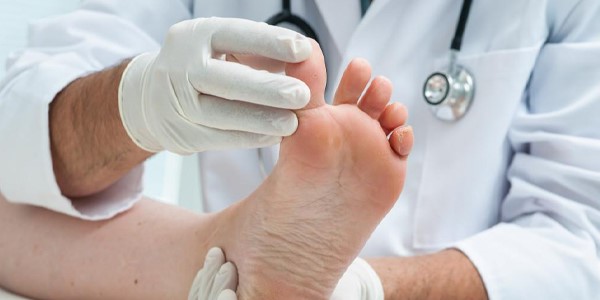برای عفونت انگشت پا به چه دکتری مراجعه کنیم