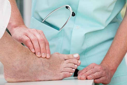 برای درمان درد کف پا به چه دکتری مراجعه کنیم